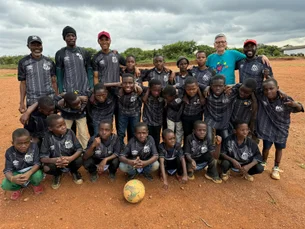 Em projeto social, Santos doa mais de 100 uniformes para crianças refugiadas na África