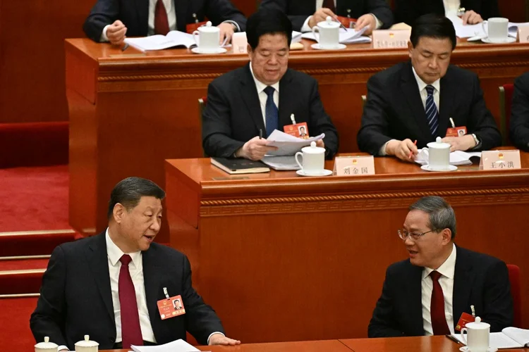 O presidente Xi Jinping conversa com o primeiro-ministro Li Qiang (Pedro Pardo/AFP)