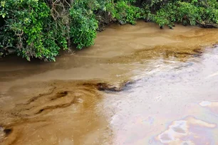 Imagem referente à matéria: Vazamento de petróleo no Equador deixa ao menos 15 mil afetados