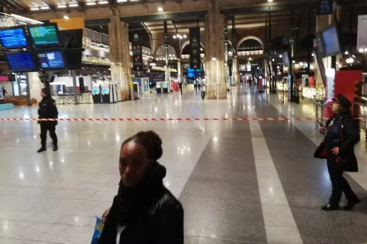 A polícia francesa isolou toda a área da estação Gare du Nord, onde uma bomba da Segunda Guerra foi encontrada  (Redes Sociais/Reprodução)