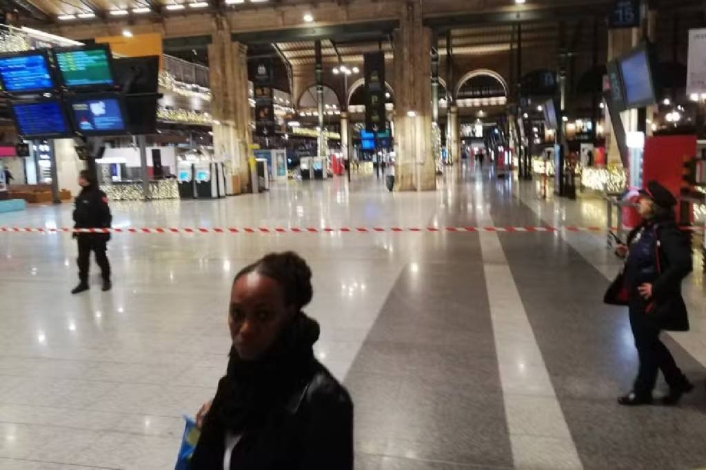 Bomba da Segunda Guerra Mundial é encontrada nos trilhos próximos a uma estação de trem de Paris