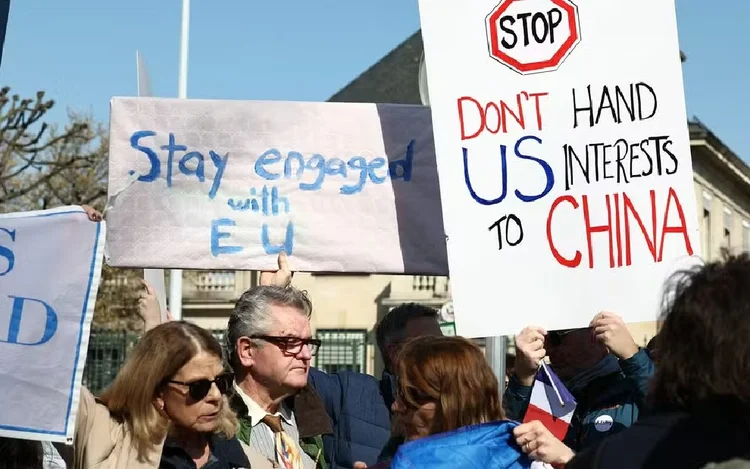 Manifestação em frente ao consulado dos EUA em Estrasburgo, na França  (Frederick Florin/AFP)