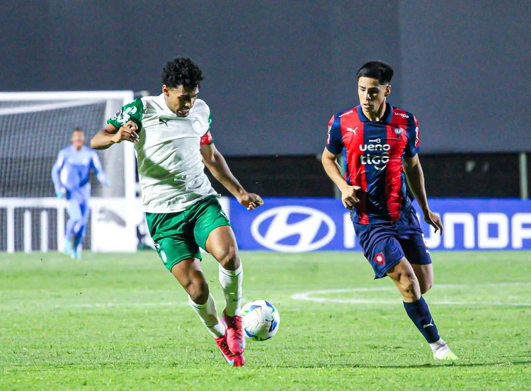 O jogador Luighi Hanri, durante partida entre San Lorenzo e Palmeiras, em San Lorenzo, Paraguai (Associação Paraguaia de Futebol/EFE)