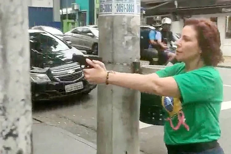 Carla Zambelli aponta arma para manifestante (Reprodução)