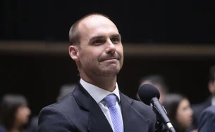Líder do PT pede suspensão de passaporte diplomático de Eduardo e inclusão de Bolsonaro em inquérito