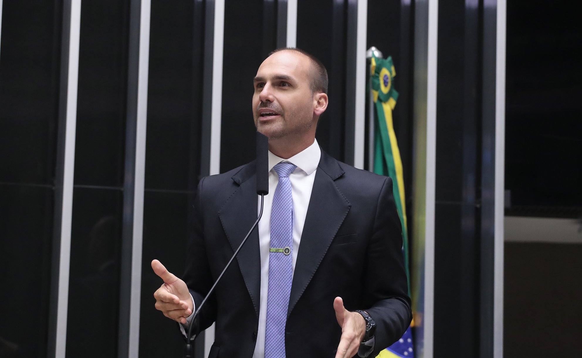 Imagem referente à notícia: Moraes vota para tornar Eduardo Bolsonaro réu por coação
