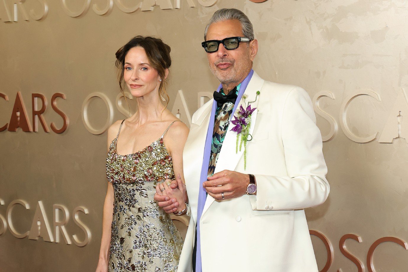 Emilie Livingston e Jeff Goldblum no tapete vermelho do Oscar