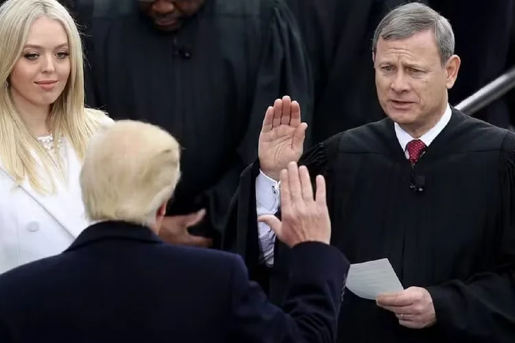 Donald Trump e o presidente da Suprema Corte dos Estados Unidos, John Roberts (AFP)