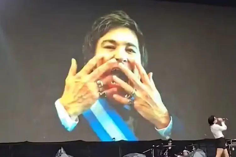 Imagem do vídeo que foi exibido durante o show da banda Dum Chica, no Lollapalooza, em Buenos Aires (Reprodução)