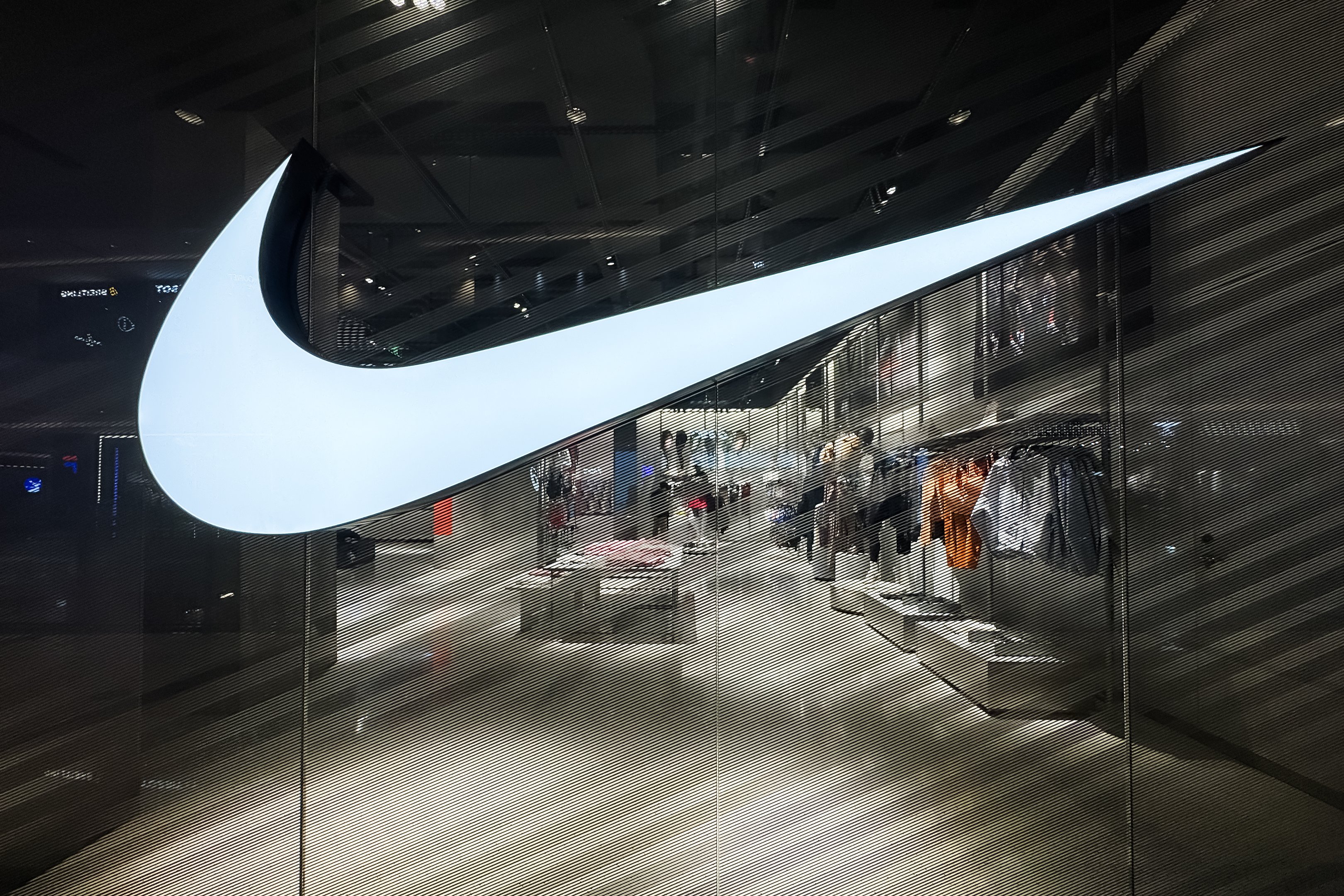 Nike: empresa alertou sobre o impacto significativo das tarifas de Trump, especialmente a taxa de 20% sobre os produtos vindos da China