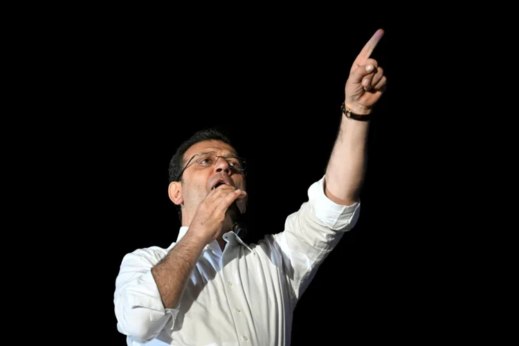 O prefeito Ekrem Imamoglu, em 31 de março de 2024 em Istambul (AFP)
