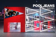 Imagem referente à notícia: Riachuelo reforça presença no Lollapalooza 2025 com ativações da Pool Jeans