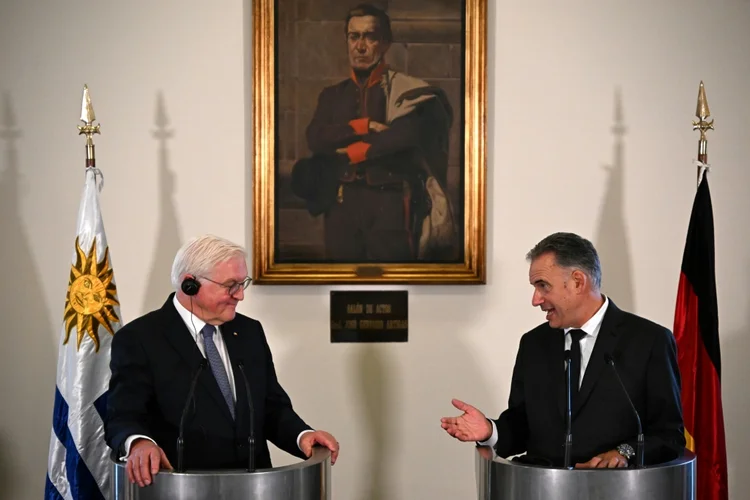 Orsi (d) e Steinmeier participam de entrevista coletiva em Montevidéu (Agence France-Presse/AFP)