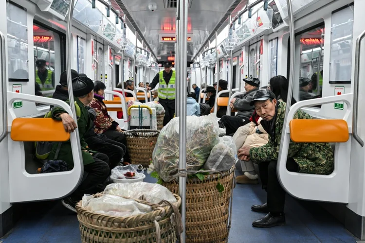 Sem oportunidades no campo, agricultores enfrentam longas viagens para vender produtos nas cidades. (AFP)