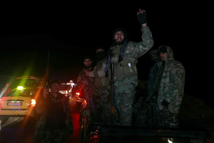 Membros das forças de segurança sírias na província de Idlib, em 6 de março de 2025 (AFP)