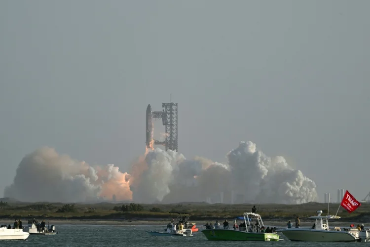 O maior e mais potente foguete do mundo decolou da base estelar da SpaceX em Boca Chica (Texas) (Agence France-Presse/AFP)