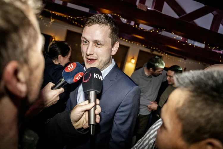 O presidente do partido de centro-direita Democratas, Jens-Frederik Nielsen, concede entrevista em Nuuk, capital da Groenlândia (AFP)