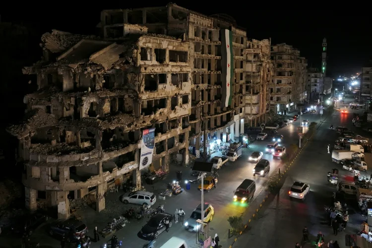 Carreata em comemoração à derrubada de Bashar al Assad em 15 de março de 2025 no centro da Síria (AFP)