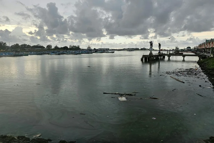 Manchas de petróleo no rio Esmeraldas depois de um vazamento no porto pesqueiro de Esmeraldas, Equador, em 16 de março de 2025 (AFP)
