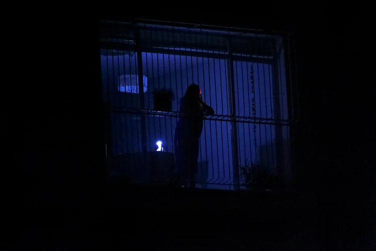Crise energética: governo venezuelano reduz jornada no setor público para enfrentar queda nos níveis dos reservatórios (AFP)