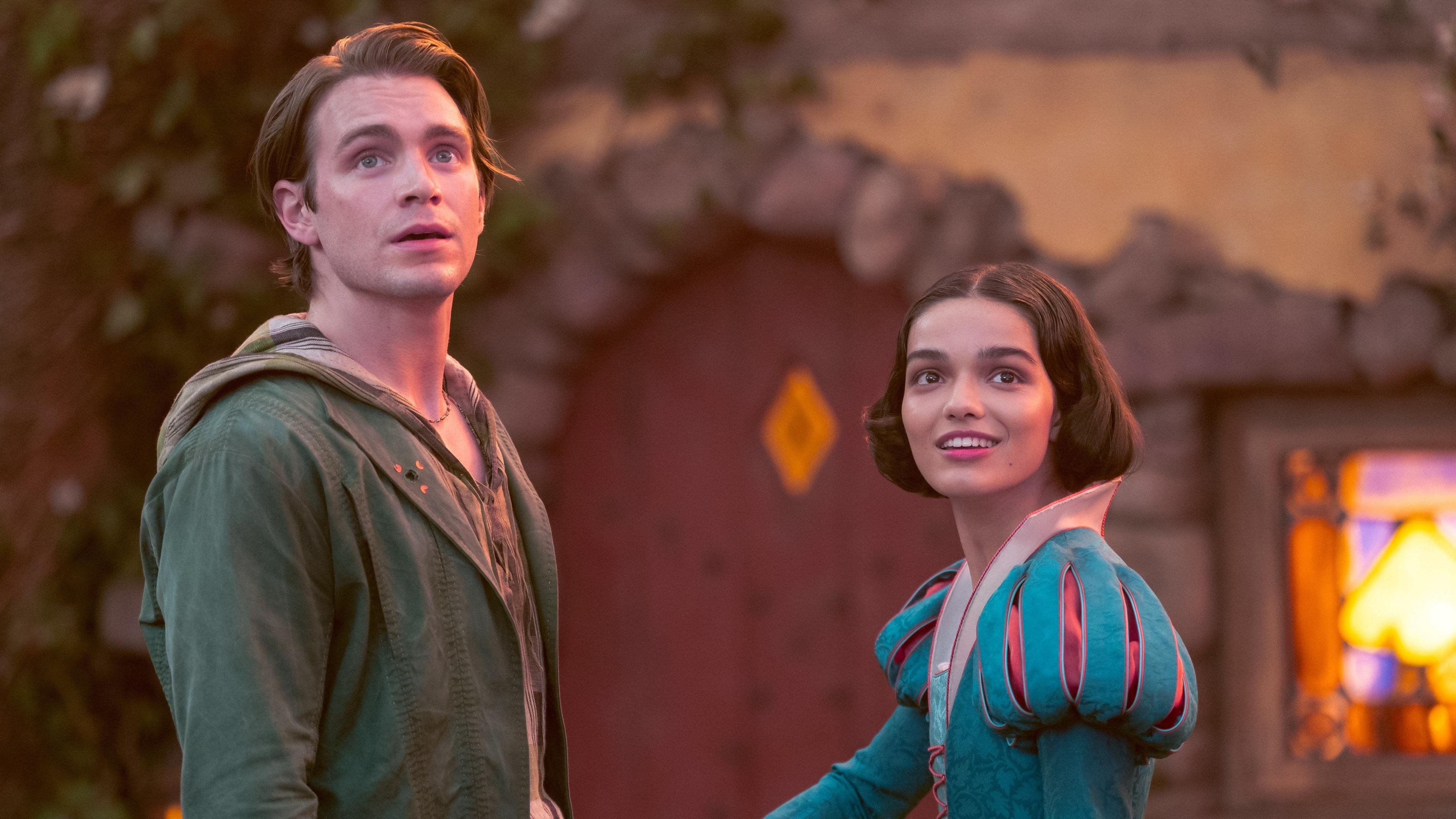 Rachel Zegler como Branca de Neve e Andrew Burnap como Jonatham em 