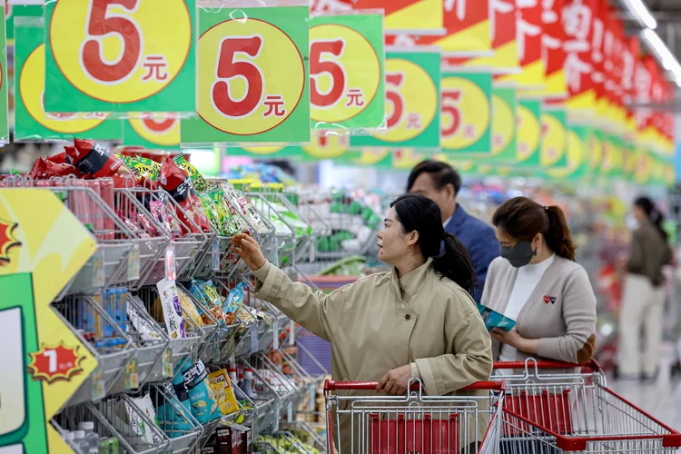 Consumidores em supermercado em Zaozhuang, na China (AFP)