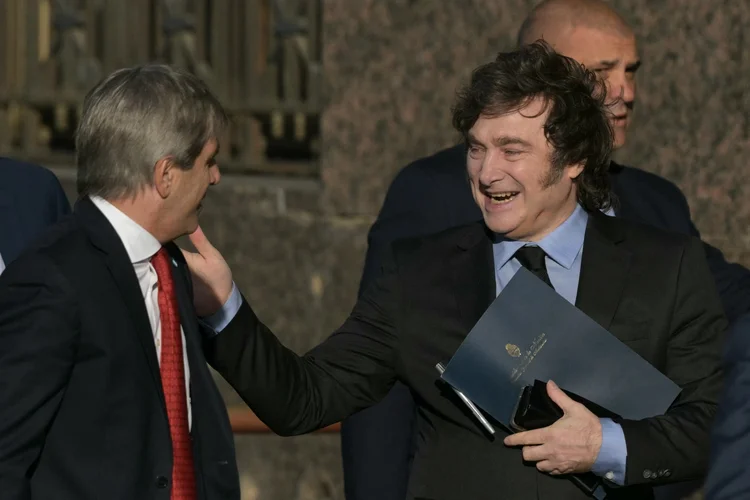 Javier Milei, presidente da Argentina, ao lado do ministro da Economia, Luis Caputo (Juan Mabromata/AFP)