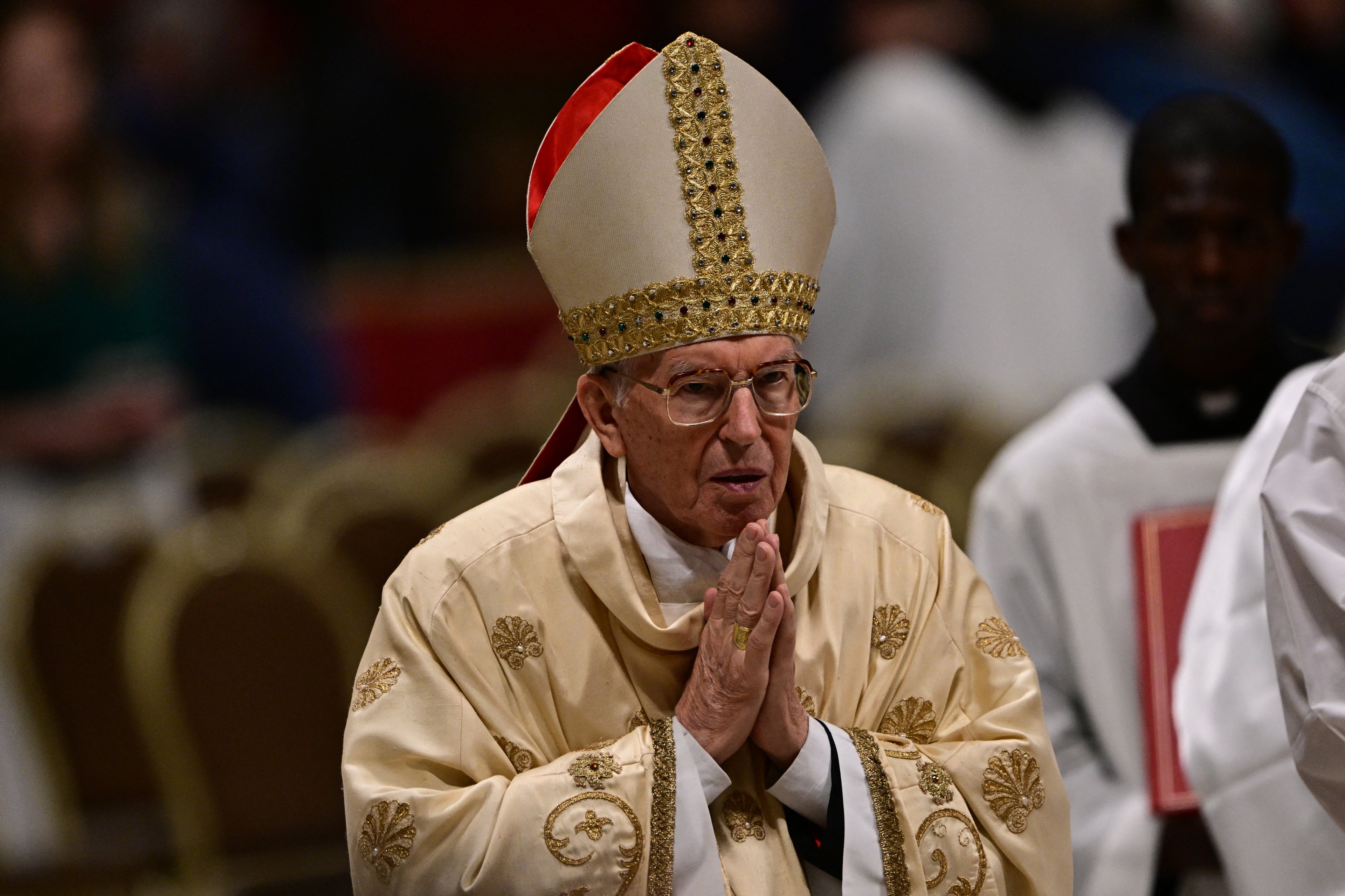 Quem é Giovanni Re, cardeal decano que conduz o funeral do papa?