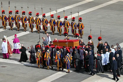 Imagem referente à notícia: Velório do Papa Francisco: caixão chega à Basílica de São Pedro e funeral começa