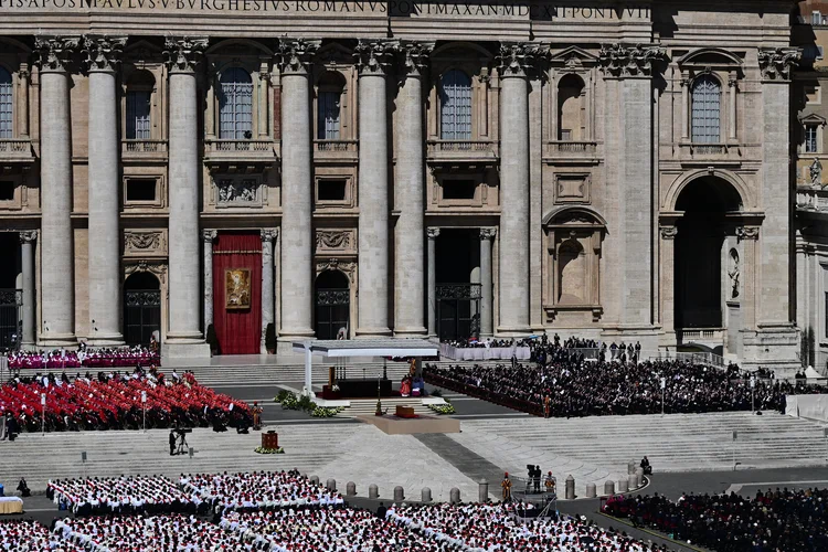 O cardeal protodiácono anuncia o novo papa com o tradicional 'Habemus Papam' na Praça de São Pedro. (Tiziana Fabi/AFP)