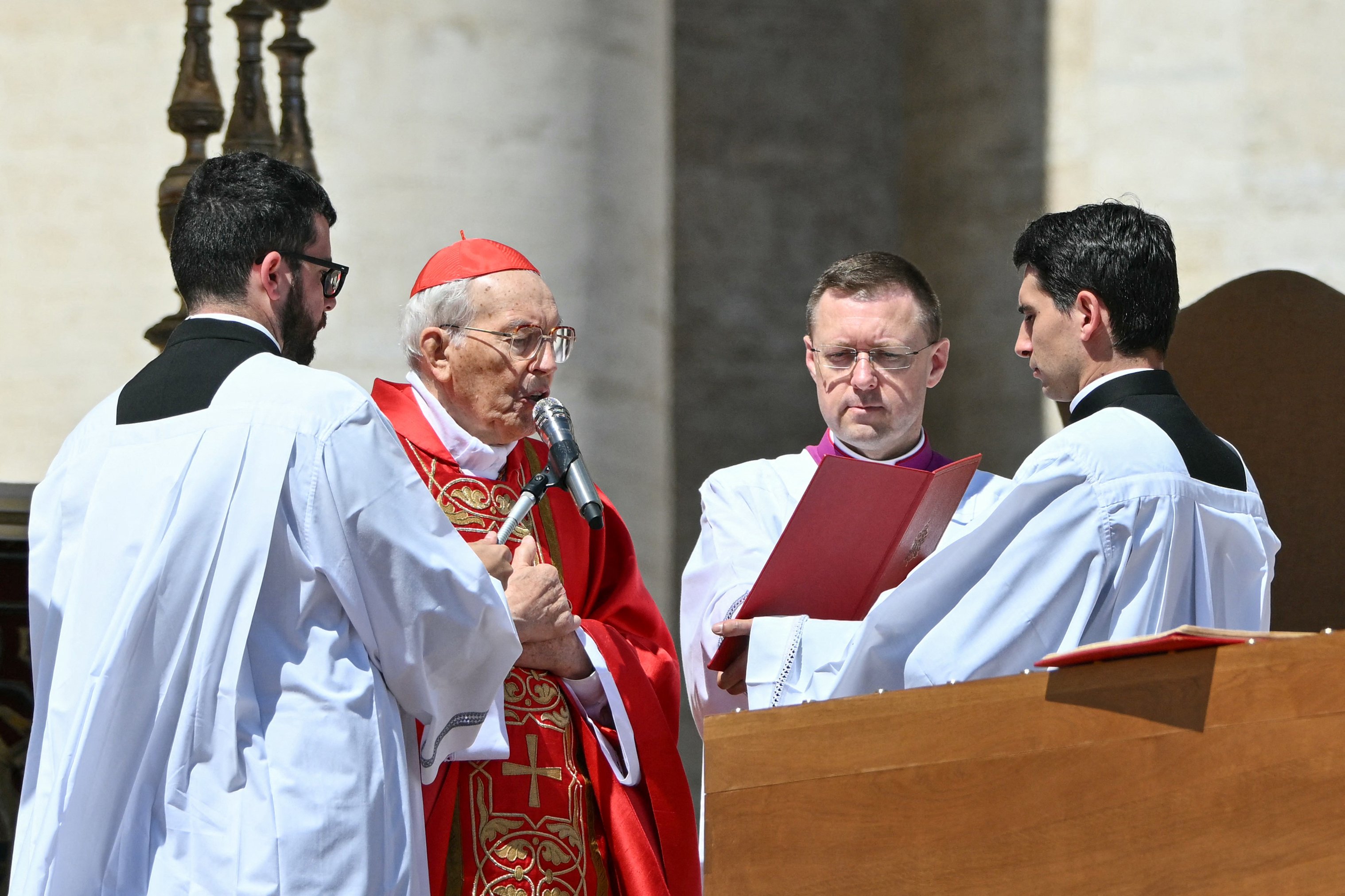 O Giovanni Battista Re, que celebrou a missa fúnebre do papa