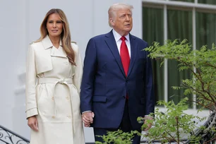 Imagem referente à matéria: Trump entrega a Putin uma 'carta da paz' de sua esposa Melania
