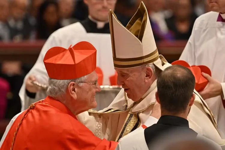 Papa Francisco fala com Monsenhor Leonardo Ulrich Steiner (esq.) depois de elevá-lo a cardeal, em 2022, na Basílica de São Pedro, no Vaticano (ALBERTO PIZZOLI / AFP)