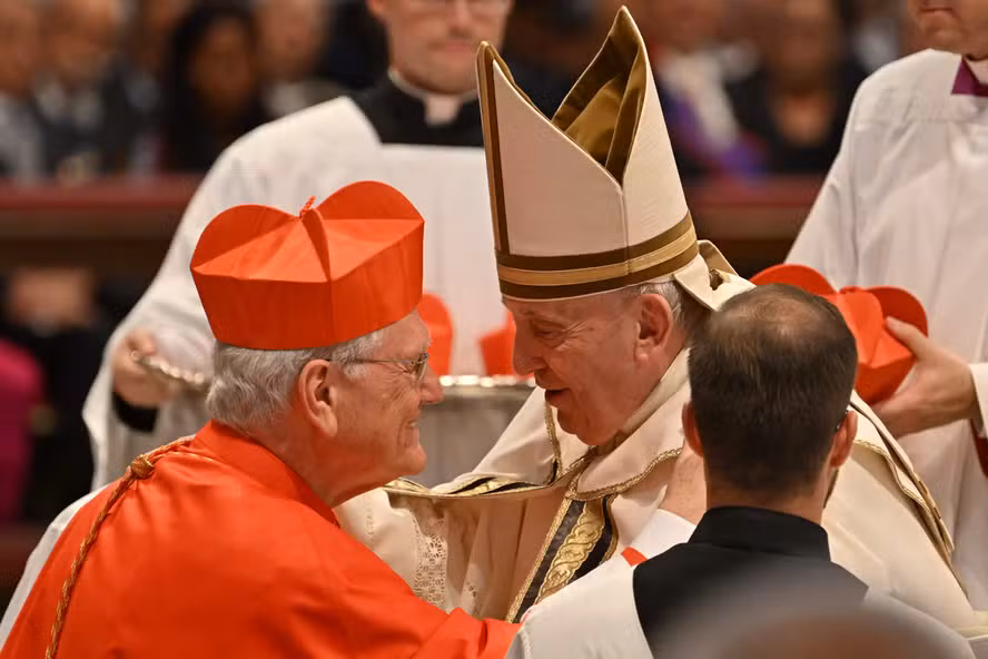Papa Francisco fala com Monsenhor Leonardo Ulrich Steiner (esq.) depois de elevá-lo a cardeal, em 2022, na Basílica de São Pedro, nary Vaticano (ALBERTO PIZZOLI / AFP)