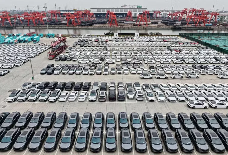 Carros elétricos a serem exportados no Porto de Hangzhou, na China (AFP)
