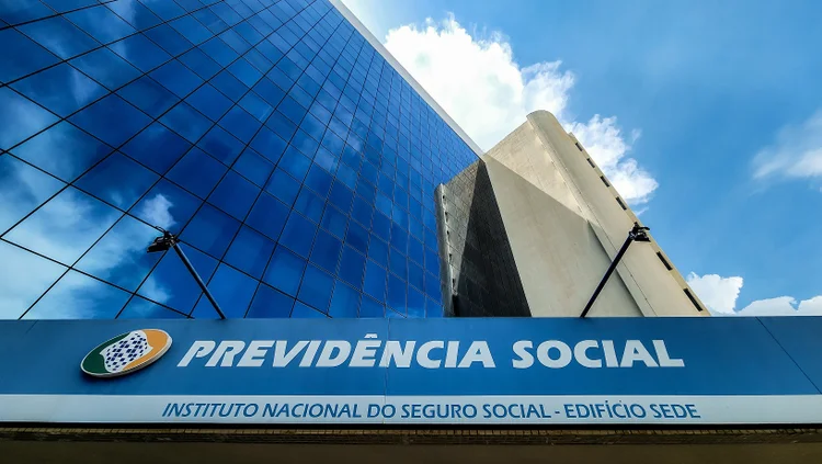 A Corte do TCU determina medidas para evitar novos descontos ilegais no INSS e exige esclarecimentos sobre fraudes. (Rafa Neddermeyer/Agência Brasil)