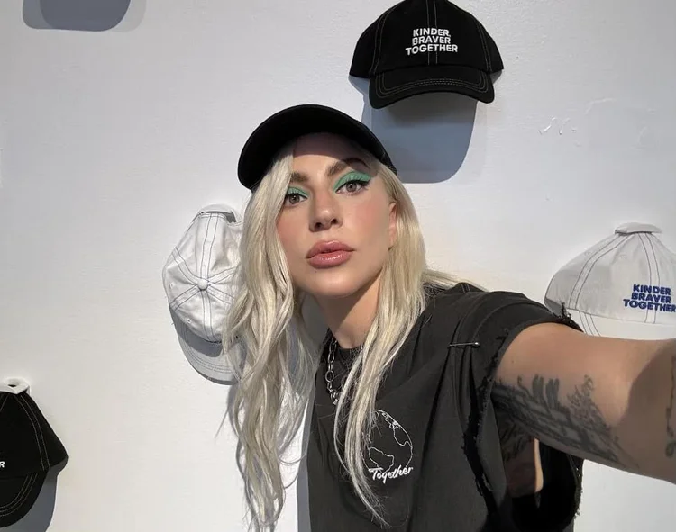 Gaga enquanto convive com as doenças crônicas fibromialgia e lúpus (Facebook Lady Gaga oficial/ Reprodução)