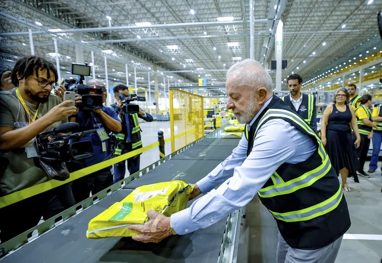 O presidente Luiz Inácio Lula da Silva, durante visita ao centro de logística do Mercado Livre: reservas cambiais brasileiras garantem o país durante crises (Palácio do Planalto/Divulgação)