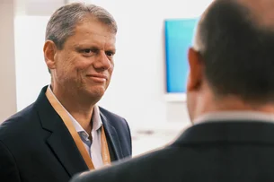 Tarcísio sanciona PPPs das travessias de balsa enquanto faz 'roadshow' pela Europa