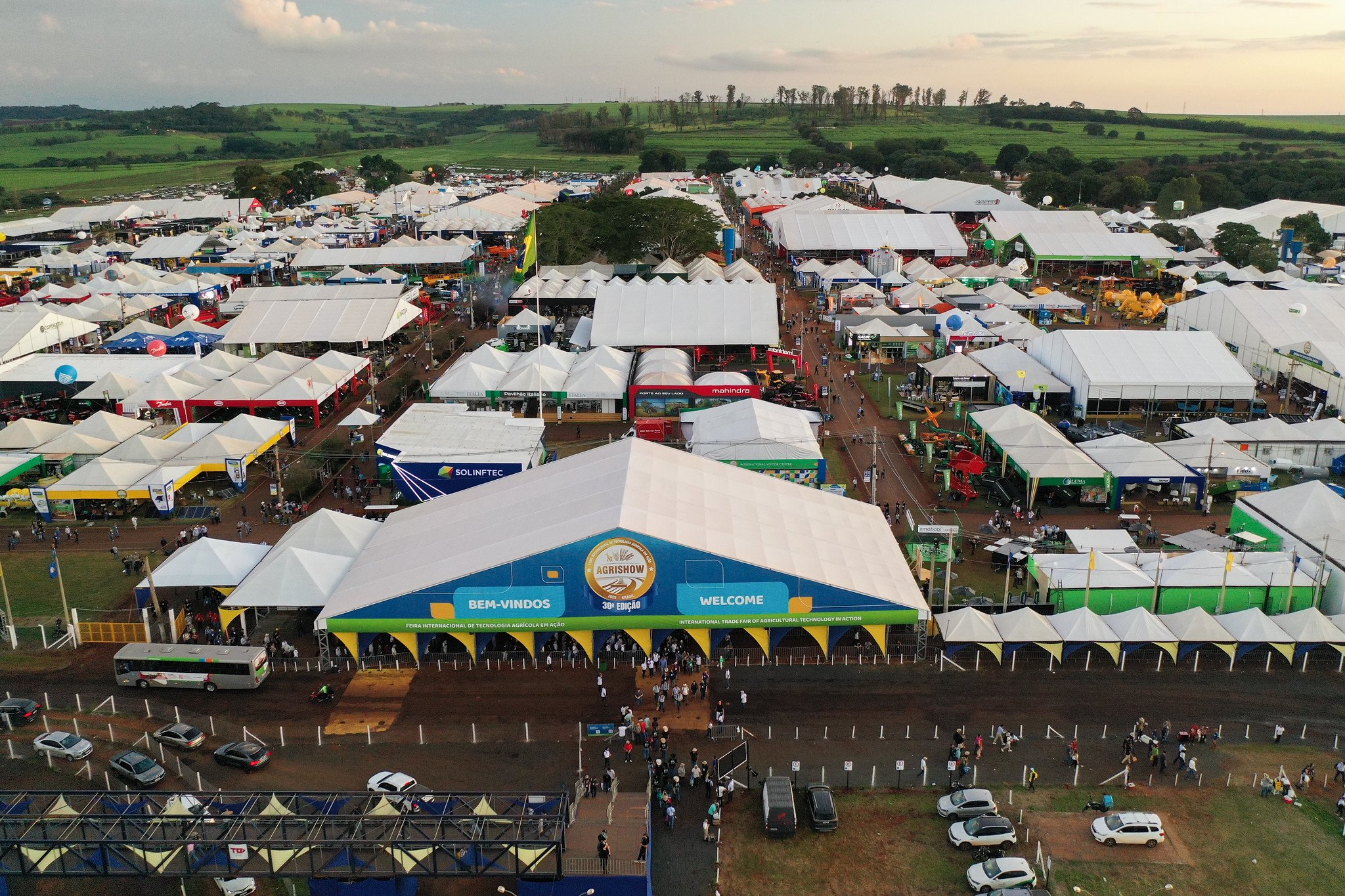 Em meio a máquinas e expectativa de supersafra, juros altos dominam a agenda da Agrishow em 2025