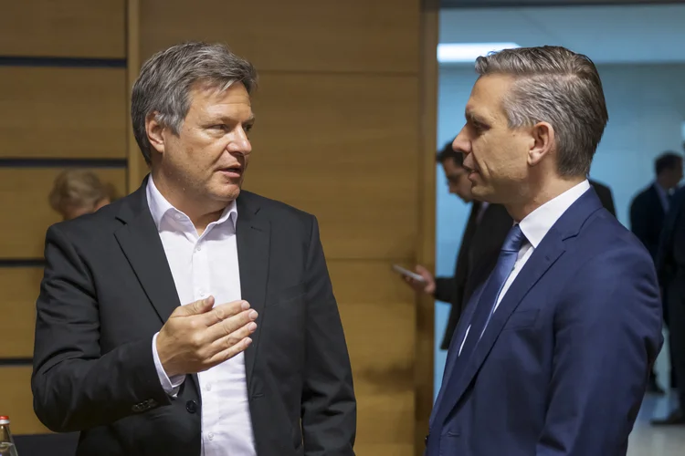 Defesa comercial da UE: Maros Sefcovic afirma que bloco usará todos os recursos para proteger mercado e consumidores (JEAN-CHRISTOPHE VERHAEGEN/AFP)