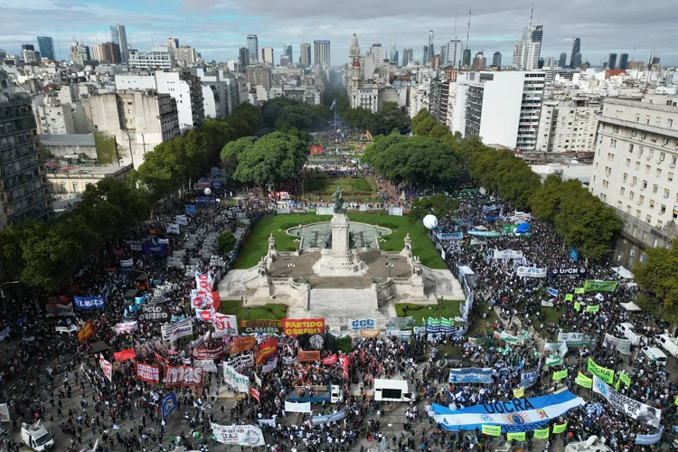 A marcha foi realizada em apoio aos protestos organizados às quartas-feiras pelos aposentados, o setor mais afetado pelos ajustes (TOMAS CUESTA / AFP)