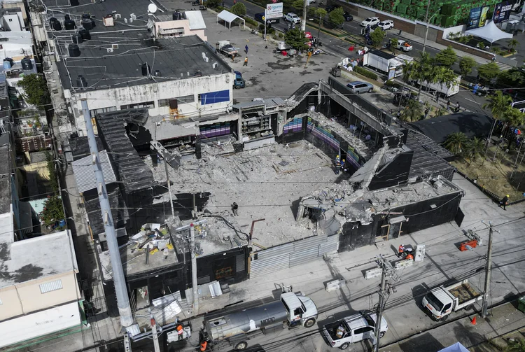 Tragédia na República Dominicana: desabamento na boate Jet Set causa 221 mortes e leva país a decretar luto nacional. (MARTIN BERNETTI / AFP)