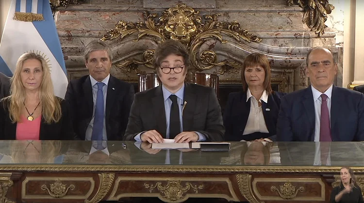 O presidente da Argentina, Javier Milei, discursa em rede nacional para anunciar mudanças no câmbio (Presidência da Argentina/AFP)