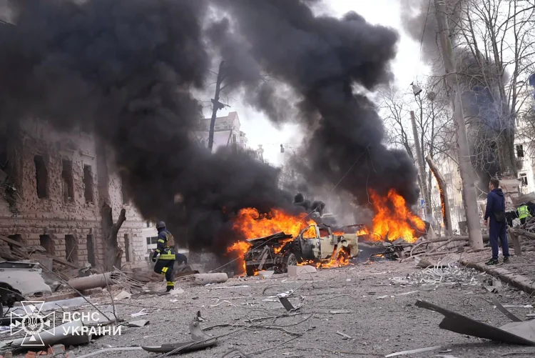 Kiev alertou durante semanas que Moscou poderia intensificar sua ofensiva em Sumy, a cerca de 50 km da fronteira (Handout / Serviço Ucraniano de Emergência/ AFP)