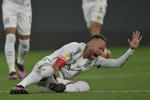 Neymar volta a se machucar e desfalca Santos em meio à turbulência no Brasileirão