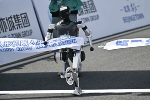 Robôs humanoides disputam primeira meia maratona do mundo em Pequim