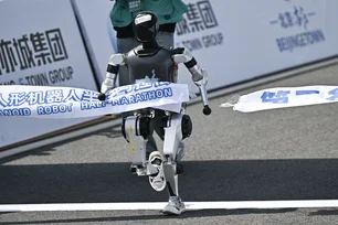 Imagem referente à matéria: Robôs humanoides disputam primeira meia maratona do mundo em Pequim