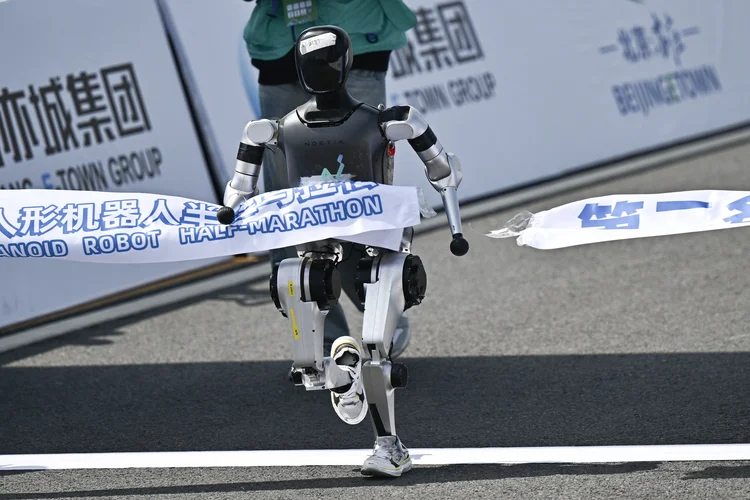 Tiangong Ultra cruza a linha de chegada em Pequim e faz história como o primeiro robô a completar uma meia maratona ( Pedro PARDO/AFP)