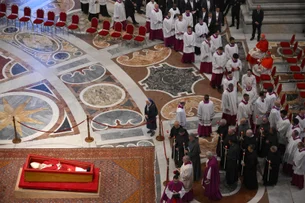 Quem é a freira que quebrou o protocolo no velório do Papa Francisco? Conheça Geneviève Jeanningros
